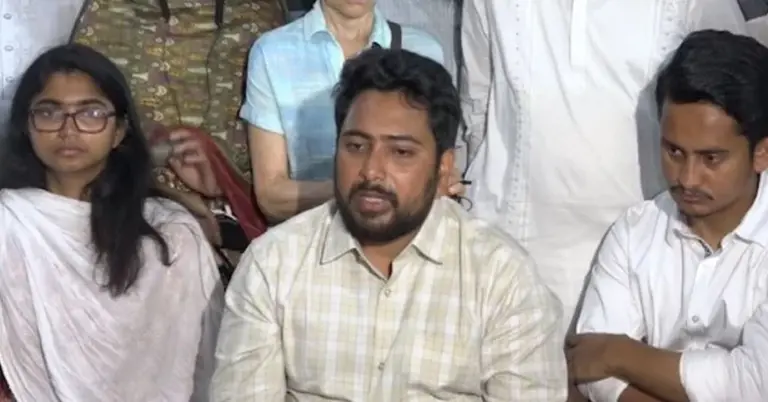 সাংবাদিকদের সঙ্গে কথা বলেন জাতীয় নাগরিক পার্টির আহ্বায়ক নাহিদ ইসলাম
